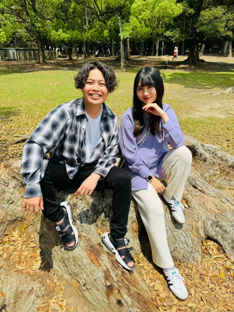 奈良公園で並ぶ奈良ランドの2人